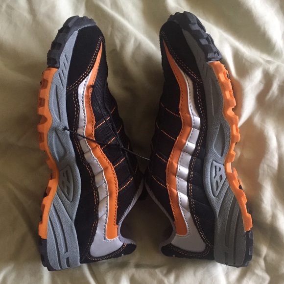 Children’s Place boys slip on shoes - Picture 2 of 8